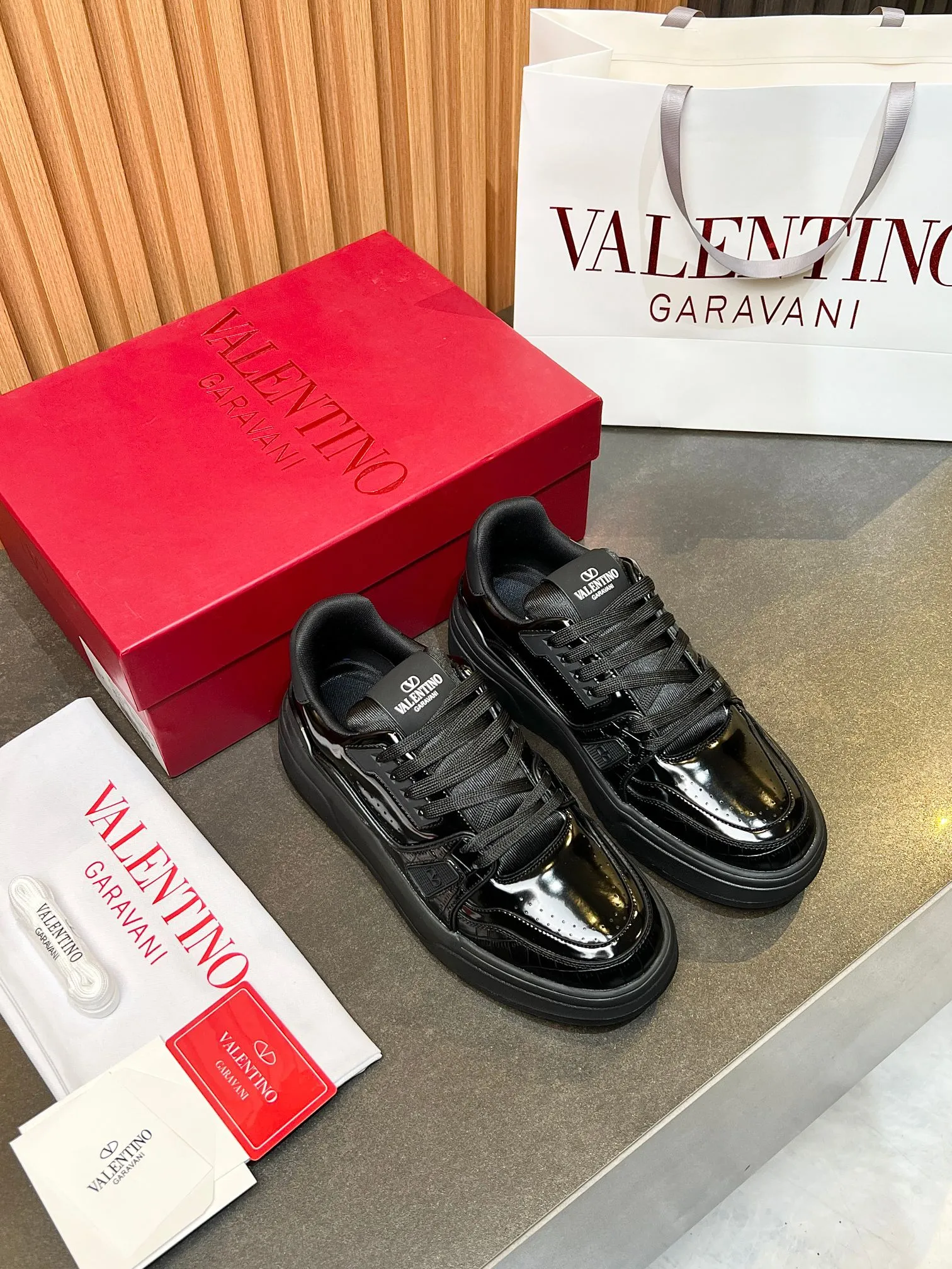 👟👟Ex-factory price 680👟👟 𝑽𝒂𝒍𝒆𝒏𝒕𝒊𝒏𝒐Valentino 𝑶𝒏𝒆𝑺𝒕𝒖𝒅 Couple's sneaker series Valentino 2025 latest couple's sneakers same style for celebrities Hot sale. The original ZP was purchased and dismantled. Repeated printing and modification. Trying to restore the original version 1:1! Top luxury masterpiece, soft and comfortable, combining fashion and leisure, bringing excellent and elegant texture and excellent on-foot comfort. Top purchasing version upper: imported calfskin surface/original oil edge craftsmanship. Lining: water-dyed cowhide lining. Outsole: original development 𝐓𝐏𝐔 two-color combination outsole. Packaging: original configuration complete package. Code number: 34-44